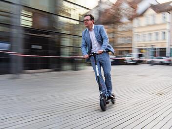 Mit bis zu Tempo 20 durch Bamberg: Am Samstag, 8. Dezember, können E-Scooter am E.T.A.-Hoffmann-Platz getestet werden. Foto: Nicolas Armer/dpa