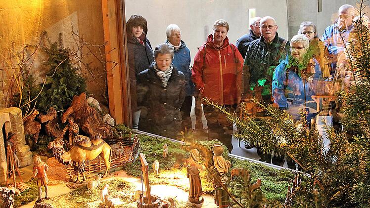 Andächtig betrachteten die Besucher die Krippe.  Dieter Britz