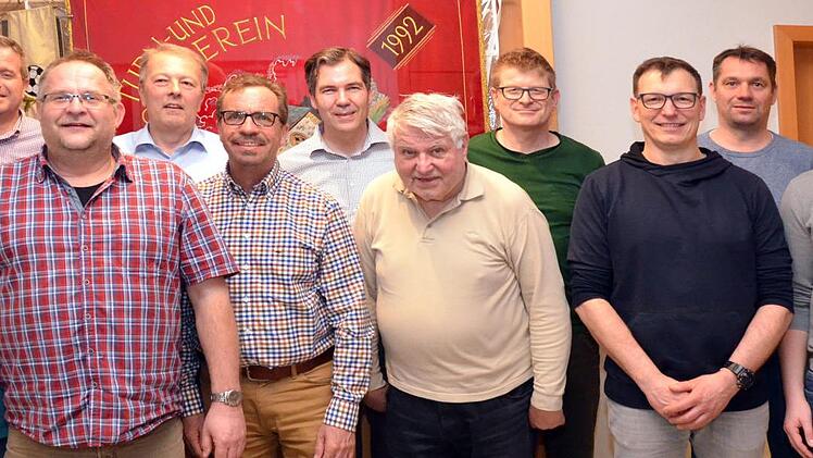 Zahlreiche Tischtennisspieler des TSV Arnshausen wurden im 50. Jahr des Bestehens der Abteilung geehrt (von links): Matthias Krines, Jürgen Büttner, Peter Gernert, Joachim Konrad, Frank Rottenberger, Jochen Hein, Horst G. Ziegler, Stefan Brand, Udo Voll, Stefan Warmuth und Heiko Janetzek. Foto: Peter Rauch
