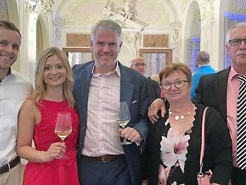 Steffen Vogel (Mitte) mit dem Ehepaar Fuchs (rechts) sowie Elisabeth Goger mit ihrem Freund beim Empfang in München  Foto: Volker Bauer