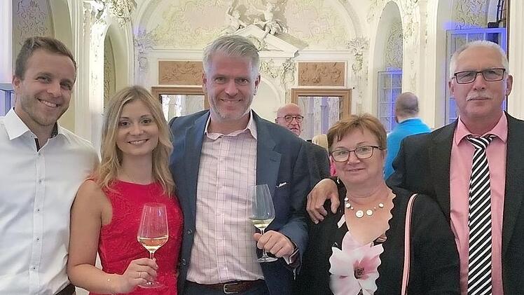 Steffen Vogel (Mitte) mit dem Ehepaar Fuchs (rechts) sowie Elisabeth Goger mit ihrem Freund beim Empfang in München  Foto: Volker Bauer