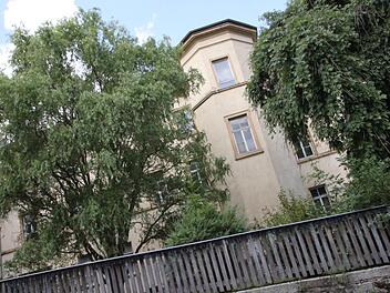 Das ehemalige Landratsamt in Bad Brückenau: Die Immobilien- und Vermögensverwaltungsgesellschaft J und P aus Bamberg kaufte das Grundstück vom Freistaat Bayern. Nun steht das Objekt wieder zum Verkauf im Internet ausgeschrieben. Foto: Ulrike Müller