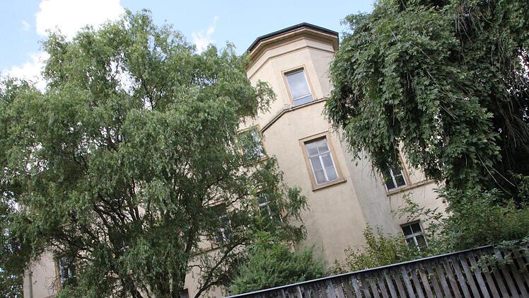 Das ehemalige Landratsamt in Bad Brückenau: Die Immobilien- und Vermögensverwaltungsgesellschaft J und P aus Bamberg kaufte das Grundstück vom Freistaat Bayern. Nun steht das Objekt wieder zum Verkauf im Internet ausgeschrieben. Foto: Ulrike Müller