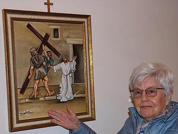 Inge Kirch schuf vor 30 Jahren den Kreuzweg in der Kirche St. Sebastian in Brünn. Sie erklärte die 14 Bilder vorletzte Woche zahlreichen Zuhörern.  Foto: Dieter Britz