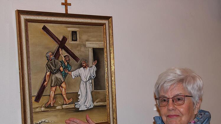 Inge Kirch schuf vor 30 Jahren den Kreuzweg in der Kirche St. Sebastian in Brünn. Sie erklärte die 14 Bilder vorletzte Woche zahlreichen Zuhörern.  Foto: Dieter Britz