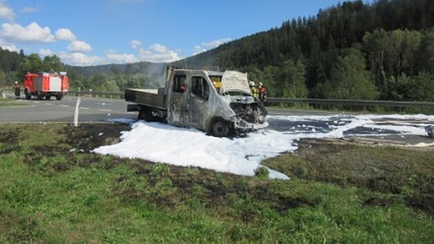 Auf der B173 bei Wallenfels ist ein Transporter ausgebrannt. Foto: Polizei