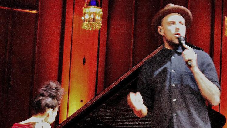 Das eingespielte Duo präsentiert Songs auf der Bühne, die kleine Kunstwerke sind. Foto: Werner Vogel