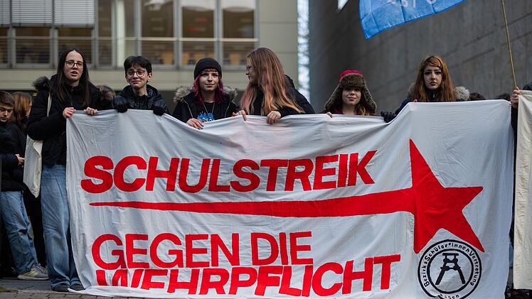Protest gegen Bundestagsbeschluss des Wehrdienstgesetzes