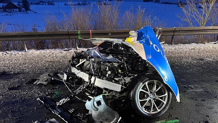 Silvesternacht in Oberfranken endet in Horror-Crash: Polizeiauto zerfetzt - Beamter (25) stirbt im Dienst