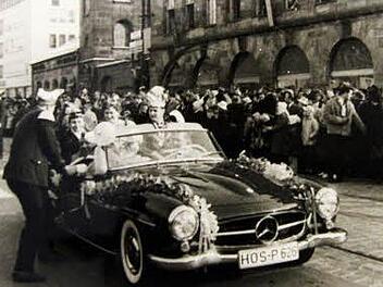 Das Herzogenauracher Prinzenpaar Annemarie I. und Franz I. fuhr 1961 sogar beim großen Nürnberger Faschingszug mit (r.). Fotos: Archiv Gäbelein