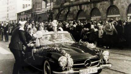 Das Herzogenauracher Prinzenpaar Annemarie I. und Franz I. fuhr 1961 sogar beim großen Nürnberger Faschingszug mit (r.). Fotos: Archiv Gäbelein