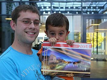 Der Gewinner des vergangenen Jahres: André Emrich - Sein Sohn hält den Leserkalender mit dem Bild des Papas auf der Titelseite in die Kamera. Foto: Barbara Herbst