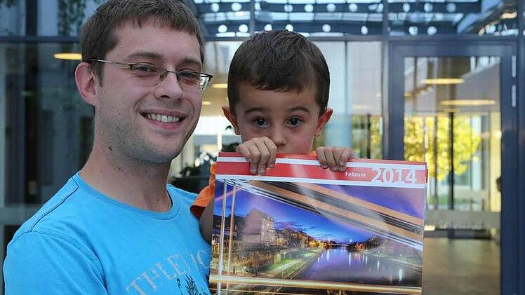Der Gewinner des vergangenen Jahres: André Emrich - Sein Sohn hält den Leserkalender mit dem Bild des Papas auf der Titelseite in die Kamera. Foto: Barbara Herbst