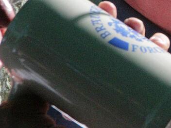 Ein Maßkrug kann zum gefährlichen Werkzeug werden.  Foto: Josef Hofbauer