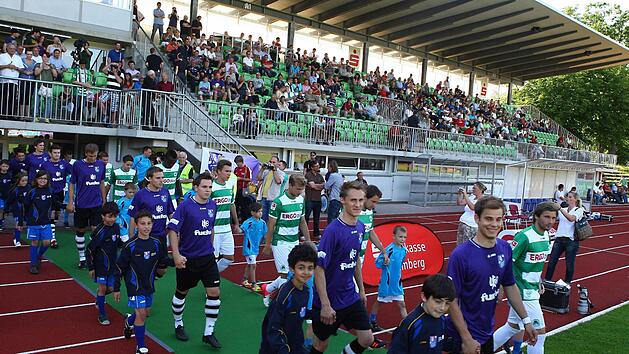 Hier laufen die Spieler des FC Eintracht Bamberg gegen die Greuther F&uuml;rther im Fuchs-Park-Stadion auf. Jetzt dr&uuml;cken Au&szlig;enst&auml;nde f&uuml;r die Stadionmiete den Bayernligisten und der Verein steht mit der Stadt in Verhandlungen &uuml;ber die R&uuml;ckzahlung. Foto: sportpress