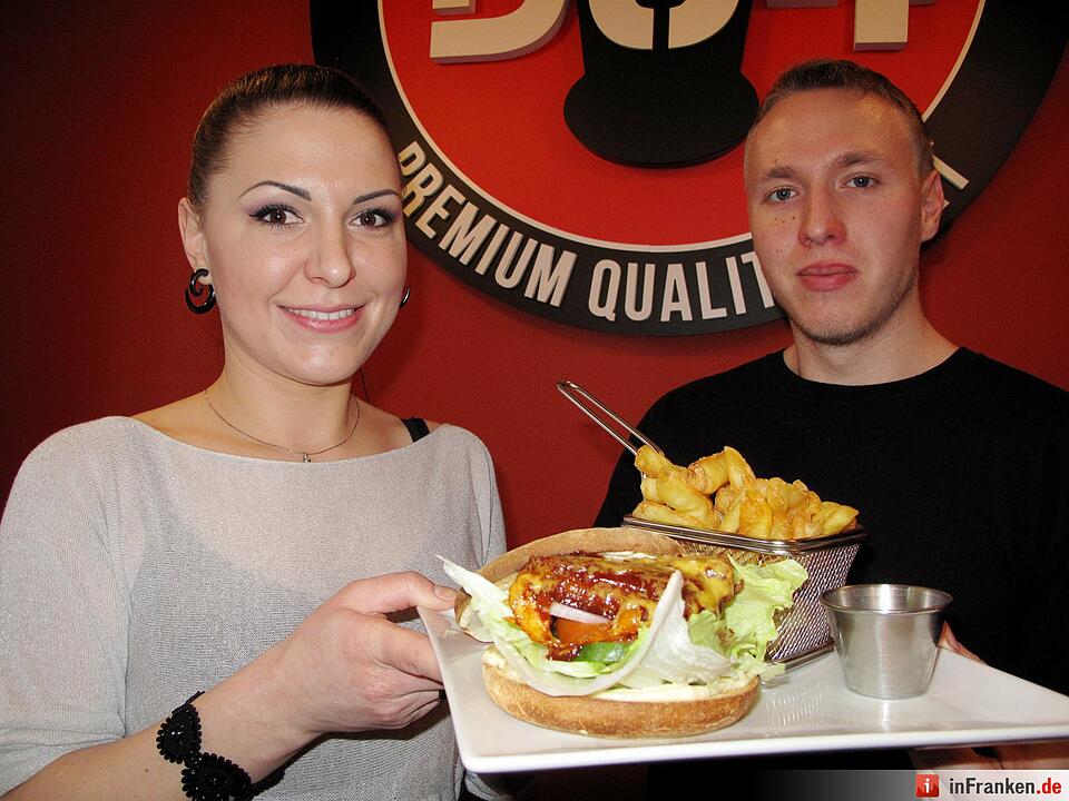 Restaurant-Inhaberin Edit Kiss und Koch David Nagy zeigen am 24.02.2016 in Brüssel (Belgien) einen Burger, der zum Teil aus Insekten besteht. Foto: Simon Ribnitzky/dpa