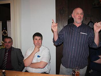 Hans-Joachim Hornung (stehend) bekannte öffentlich, an Krebs erkrankt zu sein. Er lebte jahrelang in unmittelbarer Nähe zu einem Mobilfunkmast. Er plädierte für einen Abstand von 1000 Metern. Mit auf dem Bild (von links) Bürgermeister Robert Hümmer sowie Gemeinderat Thorsten Schmidtke  Foto: Stephan Stöckel#