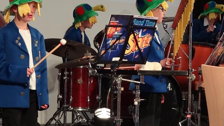 Die jungen Schlagzeuger des Juniororchesters interpretieren mit Rhythmus ein "Schildkrötenrennen". Foto: Johanna Eckert