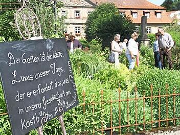 Im Garten der Familie Heinze-Rübensaal in Klosterlangheim kommt auch der philosophische Aspekt zum Tragen.