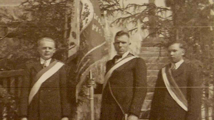 Drei Herren im Gehrock: Dieses Foto wurde 1936 aufgenommen, als die Fahne des Gesangsvereins Sängerlust geweiht wurde. Repro: Kathrin Kupka-Hahn