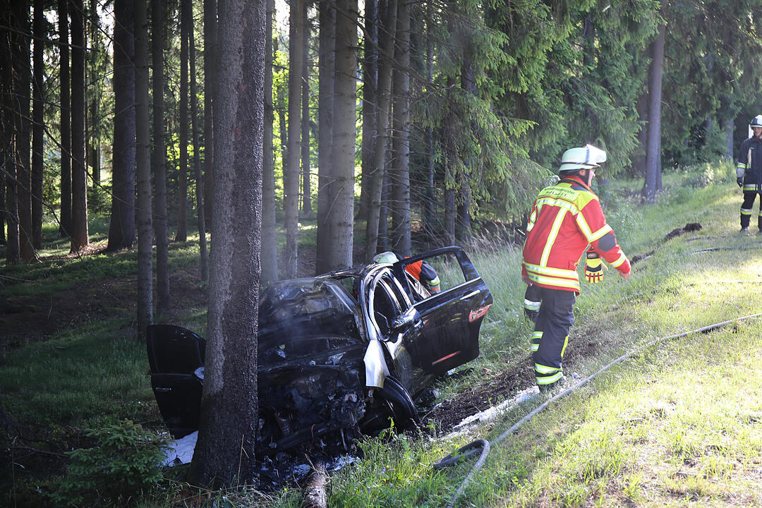 Helmbrechts: Auto gegen Baum gekracht und in Flammen aufgegangen