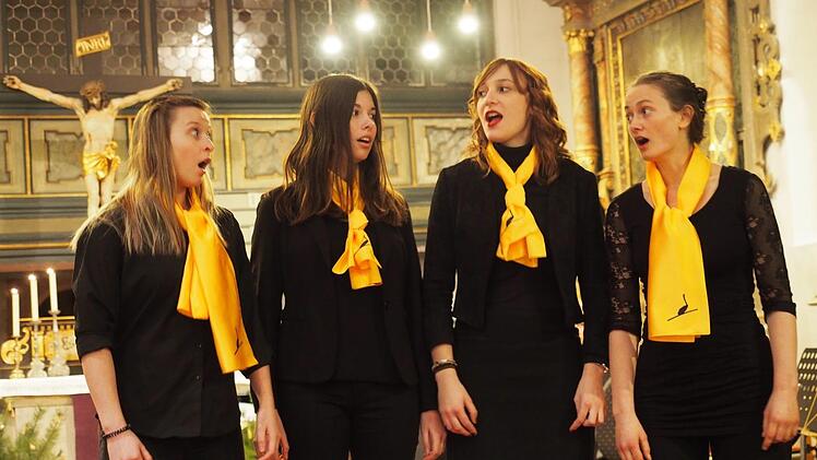 Susanne Heckmann, Gina Rix, Bernadette Jägers und Luise H. Bernburg besangen die Geburt Jesu in einem slowenischen Weihnachtslied. Foto: Nicole Julien-Mann