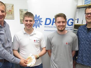 Die "Junge Polizei" der Deutschen Polizeigewerkschaft spendet 300 Euro zur Anschaffung eines Patientensimulators der BRK-Bereitschaft Neustadt bei Coburg. Von links: Tino Wetzig, BRK-Bereitschaftsleiter Benjamin Curth, Christopher Curth und Florian Schmidt. Foto: Desombre