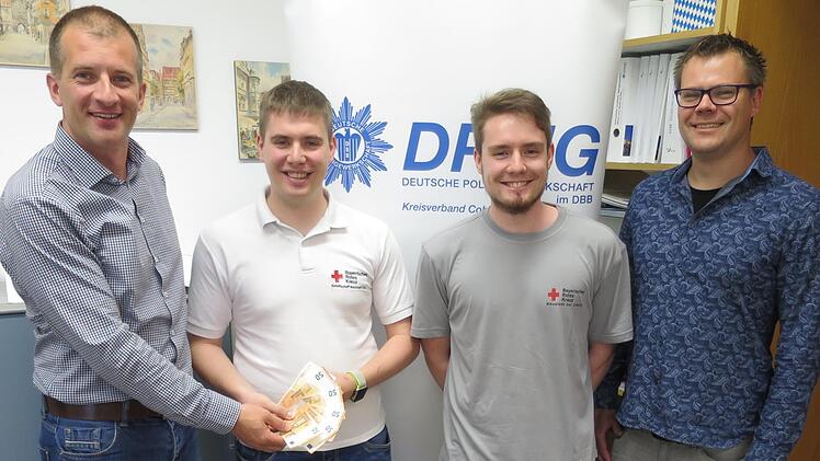 Die "Junge Polizei" der Deutschen Polizeigewerkschaft spendet 300 Euro zur Anschaffung eines Patientensimulators der BRK-Bereitschaft Neustadt bei Coburg. Von links: Tino Wetzig, BRK-Bereitschaftsleiter Benjamin Curth, Christopher Curth und Florian Schmidt. Foto: Desombre