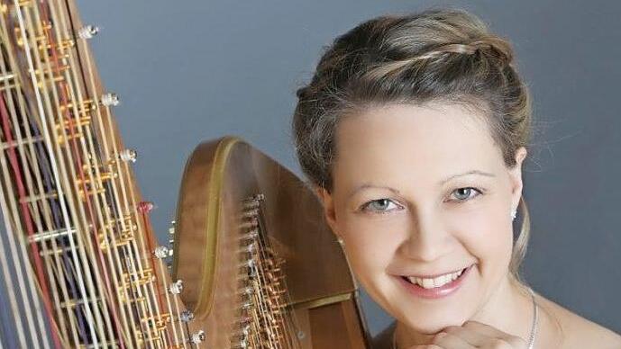 Die Harfenistin Ruth Rojahn-Leitz ist Gast beim Herbstkonzert, das den Auftakt zu der Konzertreihe der Oberschwappacher Schlosskonzerte in der Saison 2018/19 macht. Foto: Martin Munzert