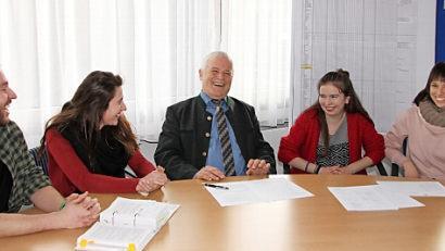 Pädagoge aus Leidenschaft war Harry Koch immer. Der Kontakt zu den Schülern war ihm immer wichtig (von links: Christoph Kröckel, Nina Leicht, Antonia Heuering und Michelle Volkmuth).