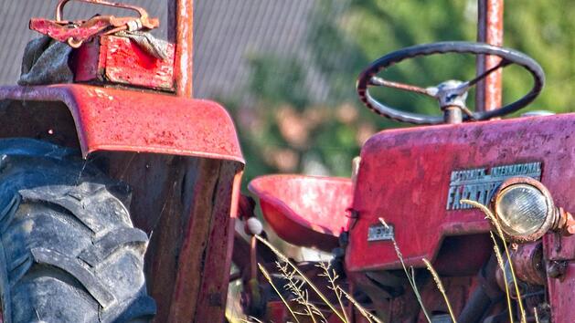 Bei einem schweren Verkehrsunfall hat sich ein Oldtimer-Traktor mehrmals &uuml;berschlagen und ist danach f&uuml;hrerlos weitergefahren. Einem Polizisten ist es zu verdanken, dass nicht mehr passiert ist. Symbolfoto: Ria Algra/pixabay.com