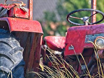 Bei einem schweren Verkehrsunfall hat sich ein Oldtimer-Traktor mehrmals &uuml;berschlagen und ist danach f&uuml;hrerlos weitergefahren. Einem Polizisten ist es zu verdanken, dass nicht mehr passiert ist. Symbolfoto: Ria Algra/pixabay.com