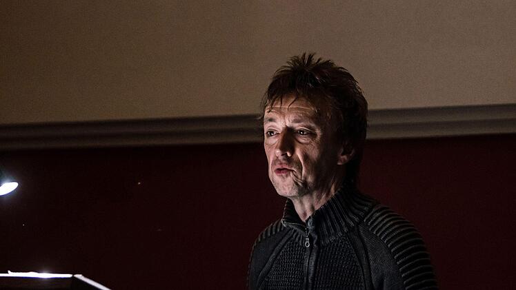 Erfolgreicher Krimi-Autor: Volker Backert stellte seinen neuen Band "Oktobernacht" in Coburg bei einer Lesung im Haus Contakt vor.Foto: Jochen Berger