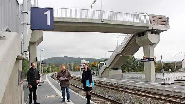 Marco Ladenthin von der "Bike + Ride"-Offensive der Bahn (links), B&uuml;rgermeister Volker Schmiechen und MdB Emmi Zeulner auf dem Untersteinacher Bahnhof. Foto: privat