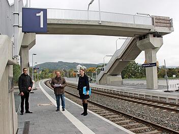 Marco Ladenthin von der "Bike + Ride"-Offensive der Bahn (links), Bürgermeister Volker Schmiechen und MdB Emmi Zeulner auf dem Untersteinacher Bahnhof. Foto: privat