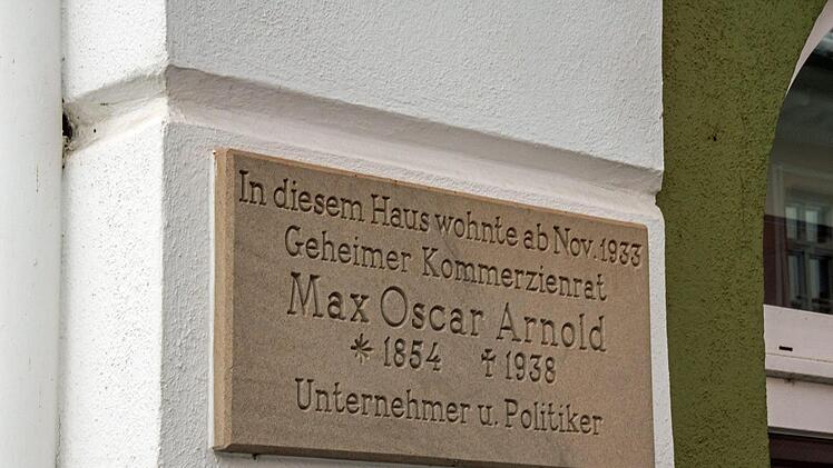 Diese Gedenktafel am ehemaligen Wohnhaus von MAx Oscar Arnold am Marktplatz