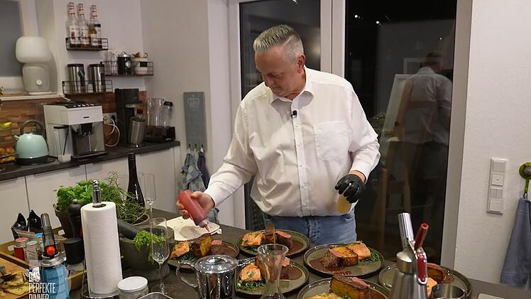 Multitasking: Zum Hauptgang serviert Tom (60) Surf 'n' Turf mit Queller und Millefeuille von der Kartoffel.