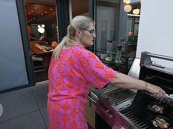 Kaum hat Barbara das Fleisch auf den Grill gelegt, scheint es auch schon durch zu sein.