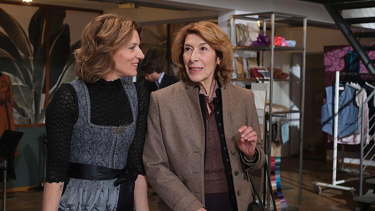 Karin (Caroline Frank, links) findet, dass ihre Freundin Constanze (Adele Neuhauser) mal etwas Neues wagen soll.