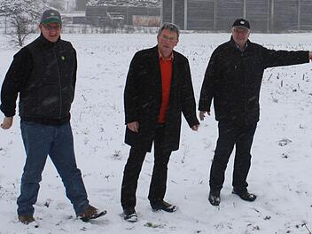 Auf der Brachfläche am Gewerbepark wollen Geschäftsführer Manuel Burger, stellvertretender Vorsitzender Heinz Weiskopf und Vorsitzender Gerhard Haag die neue Maschinenring-Geschäftsstelle Franken-Mitte einrichten. Foto: G. Bauer