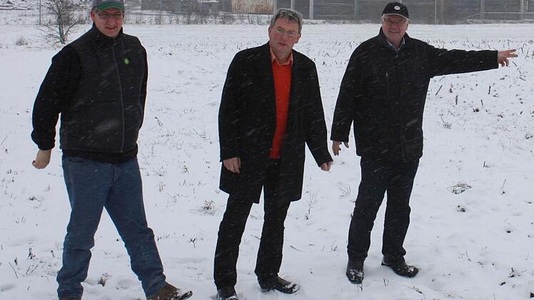 Auf der Brachfläche am Gewerbepark wollen Geschäftsführer Manuel Burger, stellvertretender Vorsitzender Heinz Weiskopf und Vorsitzender Gerhard Haag die neue Maschinenring-Geschäftsstelle Franken-Mitte einrichten. Foto: G. Bauer
