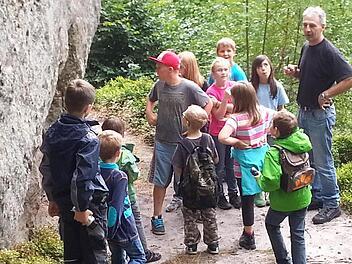 Sicherheitshalber nochmal durchzählen: Georg Jäger erkundete mit den Ferienprogrammkindern die Veitensteinhöhle. Foto: sw