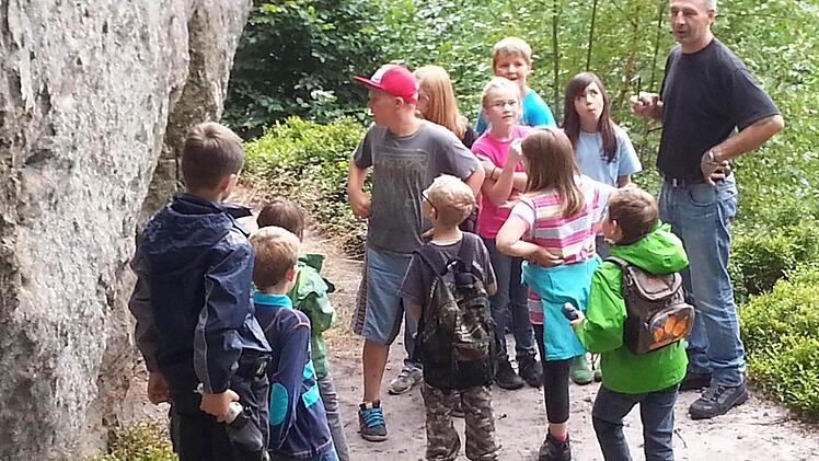 Sicherheitshalber nochmal durchzählen: Georg Jäger erkundete mit den Ferienprogrammkindern die Veitensteinhöhle. Foto: sw