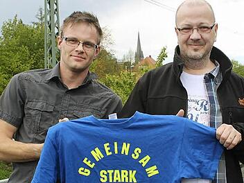 Für uns ziehen Michael Kiefert und Werner Diefenthal Bilanz. Ein T-Shirt zu ihrer Facebook-Seite gibt es auch. In sehr limitierter Auflage. Foto: Markus Häggberg