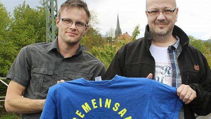 Für uns ziehen Michael Kiefert und Werner Diefenthal Bilanz. Ein T-Shirt zu ihrer Facebook-Seite gibt es auch. In sehr limitierter Auflage. Foto: Markus Häggberg