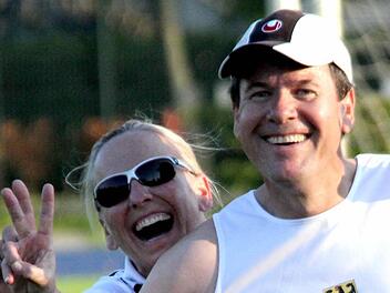 Begeisterung Sekunden nach dem Zieleinlauf: Beate Schenkel (SV Halle/Saale) und Peter Engerisser (SV Kronach) freuen sich über den Gewinn der WM-Bronzemedaille in der Mixed-Staffel.