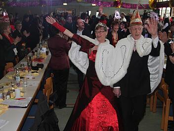 Für Stimmung sorgten Barbara und Hans Beyer vom Kulmbacher Faschings-Komitee bei ihrem Einzug in die Steinachtalhalle. Foto: Sonja Adam