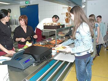Das Team der "COstbar II" kümmert sich mit Freundlichkeit und Leidenschaft um die Versorgung der Realschüler (von links): Antje Markus, Cateringchefin Martina Fischer, Küchenchef Dieter Jauch und hungrige Schüler. Foto: Edwin Meißinger