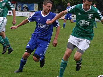 Der Eberner Fabian Elflein (rechts) zieht nach kurzem Antritt am Gästespieler vorbei.