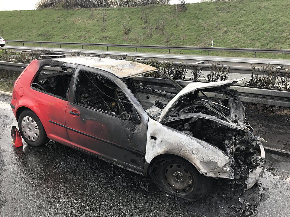Autofahrer kracht in Leitplanke und fŠngt Feuer - Fahrer kann sich leicht verletzt retten